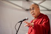 Его Святейшество Далай-лама выступает на площади перед Дворцом Наций в Женеве. Женева, Швейцария. 11 марта 2016 г. Фото: Оливье Адам
