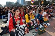 Некоторые трех тысяч тибетцев и друзей Тибета, собравшихся на площади перед Дворцом Наций в Женеве, чтобы послушать Его Святейшество Далай-ламу. Женева, Швейцария. 11 марта 2016 г. Фото: Оливье Адам