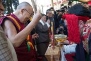 Во дворе главного тибетского храма Его Святейшество Далай-ламу встречают традиционными подношениями. Дхарамсала, Индия. 23 марта 2016 г. Фото: Тензин Чойджор (офис ЕСДЛ)