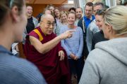 Его Святейшество Далай-лама встречается с членами английской женской сборной по крикету в своей резиденции. Дхарамсала, Индия. 23 марта 2016 г. Фото: Тензин Чойджор (офис ЕСДЛ)
