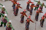 Ансамбль сотрудников Менциканга исполняет тибетские народные танцы на праздновании 100-летия Института. Дхарамсала, Индия. 23 марта 2016 г. Фото: Тензин Чойджор (офис ЕСДЛ)