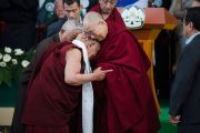 Его Святейшество Далай-лама и Еше Дхонден, основатель Института тибетской медицины и астрологии в Дхарамсале, на церемонии по случаю 100-летия Менциканга. Дхарамсала, Индия. 23 марта 2016 г. Фото: Тензин Чойджор (офис ЕСДЛ)