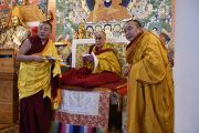 Его Святейшество Далай-лама и старшие монахи выбирают монашеские имена для монахов, принимающих обеты послушников. Дхарамсала, Индия. 25 марта 2016 г. Фото: Тензин Дамчо (офис ЕСДЛ)