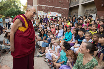 Далай-лама встретился с учениками школы при посольстве США в Дели