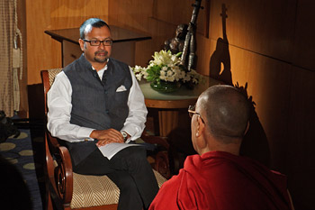 Далай-лама встретился с учениками школы при посольстве США в Дели