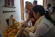 Его Святейшество Далай-лама у алтаря в центре буддийского целительства в затворническом центре "Вана". Дехрадун, штат Уттаракханд, Индия. 6 апреля 2016 г. Фото: Тензин Чойджор (офис ЕСДЛ)