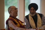 Его Святейшество Далай-лама и Аналджит Сингх в затворническом центре "Вана". Дехрадун, штат Уттаракханд, Индия. 6 апреля 2016 г. Фото: Тензин Чойджор (офис ЕСДЛ)