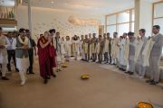 Его Святейшество Далай-ламу встречают в главном здании затворнического центра "Вана".  Дехрадун, штат Уттаракханд, Индия. 6 апреля 2016 г. Фото: Тензин Чойджор (офис ЕСДЛ)