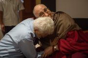 Его Святейшество Далай-лама тепло обнимает своего старого друга во время перерыва на конференции по вопросам внедрения в школьную программу изучения светской этики. Дели, Индия. 7 апреля 2016 г. Фото: Тензин Чойджор (офис ЕСДЛ)