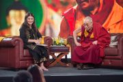 Его Святейшество Далай-лама и ведущая телеканала NDTV Соня Сингх во время записи телепрограммы. Дели, Индия. 7 апреля 2016 г. Фото: Тензин Чойджор (офис ЕСДЛ)