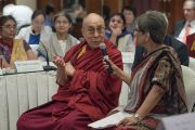 Его Святейшество Далай-лама делает комментарии к докладам во время утренней сессии конференции по вопросам внедрения в школьную программу изучения светской этики. Дели, Индия. 7 апреля 2016 г. Фото: Тензин Чойджор (офис ЕСДЛ)