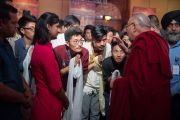 Его Святейшество Далай-лама беседует с тибетскими и индийскими студентами по окончании записи телепрограммы для NDTV. Дели, Индия. 7 апреля 2016 г. Фото: Тензин Чойджор (офис ЕСДЛ)