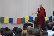 Его Святейшество Далай-лама говорит о сострадании и всеобщей ответственности с учениками и сотрудниками школы при американском посольстве. Нью-Дели, Индия. 8 апреля 2016 г. Фото: Тензин Чойджор (офис ЕСДЛ)