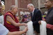 Директор школы при американском посольстве встречает Его Святейшество Далай-ламу у входа в школу. Нью-Дели, Индия. 8 апреля 2016 г. Фото: Тензин Чойджор (офис ЕСДЛ)
