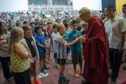Его Святейшество Далай-лама в подаренной ему школьной бейсболке общается с учениками школы при американском посольстве по окончании встречи. Нью-Дели, Индия. 8 апреля 2016 г. Фото: Тензин Чойджор (офис ЕСДЛ)