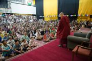 Его Святейшество Далай-лама приветствует собравшихся в зале учеников и сотрудников школы при американском посольстве (всего более 1200 человек). Нью-Дели, Индия. 8 апреля 2016 г. Фото: Тензин Чойджор (офис ЕСДЛ)