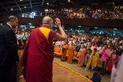 Его Святейшество Далай-лама приветствует слушателей, собравшихся на его лекцию "Этика и счастье" в Индийском технологическом институте. Нью-Дели, Индия. 9 апреля 2016 г. Фото: Тензин Чойджор (офис ЕСДЛ)