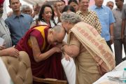 93-летняя основательница школы "Спрингдейлз" Раджни Кумар встречает Его Святейшество Далай-ламу у входа в школу. Нью-Дели, Индия. 9 апреля 2016 г. Фото: Тензин Чойджор (офис ЕСДЛ)