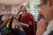 Уезжая из Индийского технологического института, Его Святейшество Далай-лама машет рукой на прощанье своим почитателям. Нью-Дели, Индия. 9 апреля 2016 г. Фото: Тензин Чойджор (офис ЕСДЛ)