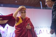 Перед началом лекции Его Святейшеству Далай-ламе подарили шляпу с логотипом Индийского технологического института. Нью-Дели, Индия. 9 апреля 2016 г. Фото: Тензин Чойджор (офис ЕСДЛ)