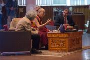 Его Святейшество Далай-лама отвечает на вопросы слушателей во время лекции в Индийском технологическом институте. Нью-Дели, Индия. 9 апреля 2016 г. Фото: Тензин Чойджор (офис ЕСДЛ)