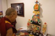 Далай-лама посетил выставку во Всеиндийском обществе изящных искусств и ремесел
