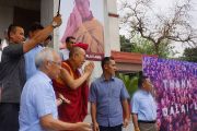 Его Святейшество Далай-лама прощается со своими почитателями после посещения выставки "Спасибо, Далай-лама!" в галерее Всеиндийского общества изящных искусств и ремесел. Нью-Дели, Индия. 10 апреля 2016 г. Фото: Джереми Рассел (офис ЕСДЛ)