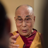 В Осаке Далай-лама ответил на вопросы журналистов японской общественной телерадиокомпании «Эн-Эйч-Кей»