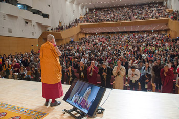 В Осаке прошел второй день учений Далай-ламы по поэме Шантидевы «Путь бодхисаттвы»