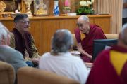 Его Святейшество Далай-лама смеется шутке С. К. Раджу во время его доклада на конференции "Древнеиндийская философия и современная наука". Дхарамсала, Индия. 19 апреля 2016 г. Фото: Тензин Чойджор (офис ЕСДЛ)
