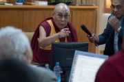 Его Святейшество Далай-лама высказывает свое мнение во время одного из докладов на конференции "Древнеиндийская философия и современная наука". Дхарамсала, Индия. 19 апреля 2016 г. Фото: Тензин Чойджор (офис ЕСДЛ)
