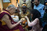 Во время перерыва на чай Его Святейшество Далай-лама угощает печеньем участниц встречи из Нигерии и Афганистана. Дхарамсала, Индия. 3 мая 2016 г. Фото: Тензин Чойджор (офис ЕСДЛ)
