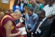 Его Святейшество Далай-лама подписывает книги участникам программы "Юные лидеры" Института мира США. Дхарамсала, Индия. 3 мая 2016 г. Фото: Тензин Чойджор (офис ЕСДЛ)