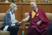 Его Святейшество Далай-лама благодарит Нэнси Линдборг, президента Института мира США, по окончании встречи с участниками программы "Юные лидеры". Дхарамсала, Индия. 3 мая 2016 г. Фото: Тензин Чойджор (офис ЕСДЛ)