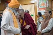 Его Святейшество Далай-лама шутливо приветствует одного из участников встречи с молодыми лидерами Института мира США. Дхарамсала, Индия. 3 мая 2016 г. Фото: Тензин Чойджор (офис ЕСДЛ)