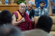 Его Святейшество Далай-лама обращается с приветственной речью к участникам программы "Юные лидеры" Института мира США. Дхарамсала, Индия. 3 мая 2016 г. Фото: Тензин Чойджор (офис ЕСДЛ)
