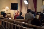 Его Святейшество Далай-лама отвечает на вопросы корреспондентов японской общественной телерадиокомпании «Эн-Эйч-Кей». Осака Япония. Фото: Тензин Чойджор (офис ЕСДЛ)