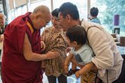 Покидая гостиницу в Нарите, Его Святейшество Далай-лама благословляет беременную женщину. Нарита, Япония. 9 мая 2016 г. Фото: Тензин Чойджор (офис ЕСДЛ)