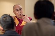 Его Святейшество Далай-лама отвечает на вопросы корреспондентов японской общественной телерадиокомпании «Эн-Эйч-Кей». Осака Япония. Фото: Тензин Чойджор (офис ЕСДЛ)