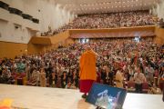 Его Святейшество Далай-лама приветствует аудиторию перед началом учений. Осака, Япония. 10 мая 2016 г. Фото: Тензин Чойджор (офис ЕСДЛ)