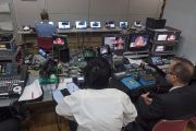 Комната, в которой работают специалисты, обеспечивающие аудио, видео и интернет трансляцию во время учений Его Святейшества Далай-ламы. Осака, Япония. 10 мая 2016 г. Фото: Тензин Чойджор (офис ЕСДЛ)