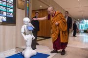 Его Святейшество Далай-лама рассматривает робота по пути на обед в первый день учений. Осака, Япония. 10 мая 2016 г. Фото: Тензин Чойджор (офис ЕСДЛ)