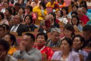 В зале на учениях Его Святейшества Далай-ламы. Осака, Япония. 10 мая 2016 г. Фото: Тензин Чойджор (офис ЕСДЛ)