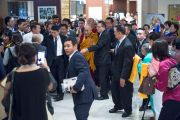 Его Святейшество Далай-лама направляется в Международный конференц-цент в Осаке в начале второго дня учений. Осака, Япония. 11 мая 2016 г. Фото: Тензин Чойджор (офис ЕСДЛ)