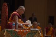 Его Святейшество Далай-лама зачитывает текст поэмы Шантидевы "Путь бодхисаттвы" на второй день учений. Осака, Япония. 11 мая 2016 г. Фото: Тензин Чойджор (офис ЕСДЛ)