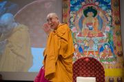 Его Святейшество Далай-лама удаляется на обед в перерыве между сессиями второго дня учений по поэме Шантидевы "Путь бодхисаттвы". Осака, Япония. 11 мая 2016 г. Фото: Тензин Чойджор (офис ЕСДЛ)