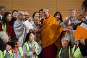 Его Святейшество Далай-лама с группой буддистов из Кореи, прибывших на учения. Осака, Япония. 12 мая 2016 г. Фото: Тензин Чойджор (офис ЕСДЛ)