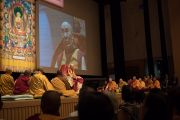 Его Святейшество Далай-лама во время утренней сессии третьего дня учений по поэме Шантидевы "Путь бодхисаттвы". Осака, Япония. 12 мая 2016 г. Фото: Тензин Чойджор (офис ЕСДЛ)