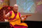 Его Святейшество Далай-лама во время дневной сессии третьего дня учений по поэме Шантидевы "Путь бодхисаттвы". Осака, Япония. 12 мая 2016 г. Фото: Тензин Чойджор (офис ЕСДЛ)