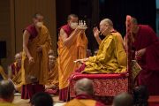 Монахи держат ритуальные предметы в то время, как Его Святейшество Далай-лама дарует разрешение на практику Манджушри. Осака, Япония. 13 мая 2016 г. Фото: Тензин Чойджор (офис ЕСДЛ)